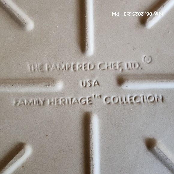 Pampered Chef 13” Round Pizza Stone Family Heritage Collection USA Made 098K - Picture 4 of 9